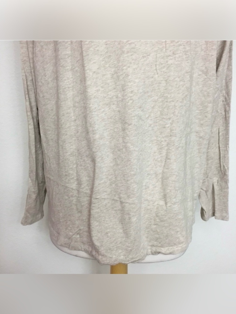 Old Navy Women's Oatmeal V Neck Lightweight T-Shirt Size XXL Casual Minimalist - Picture 8 of 14